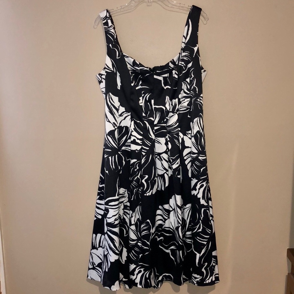 White House Black Market Black White Floral Dress Size 8